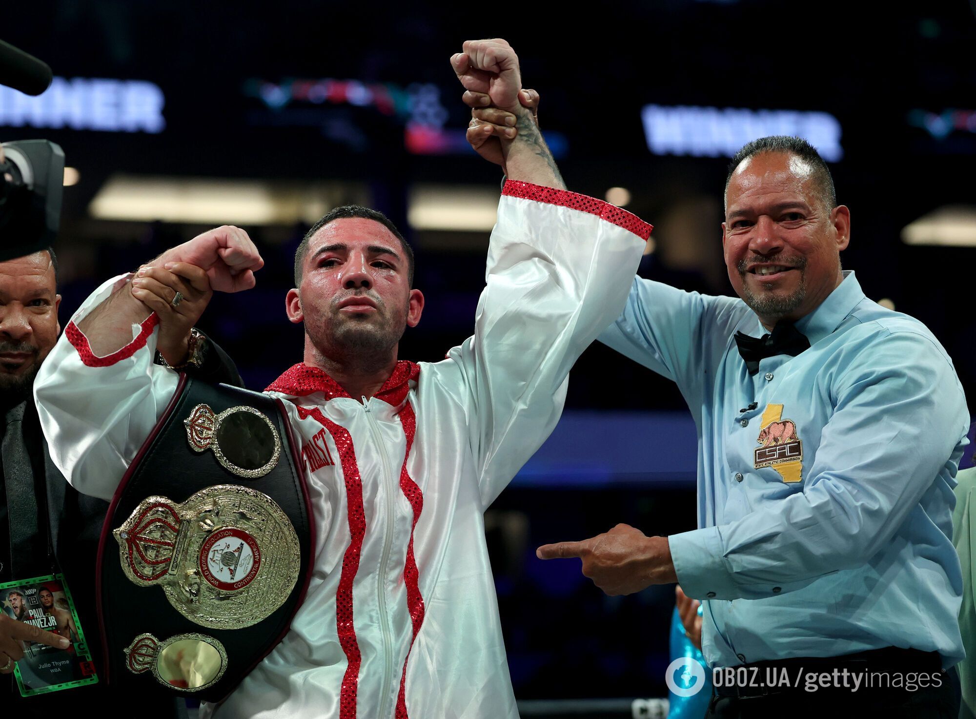 Непобедимый боксер был сенсационно нокаутирован в чемпионском бою за секунды до гонга. Видео
