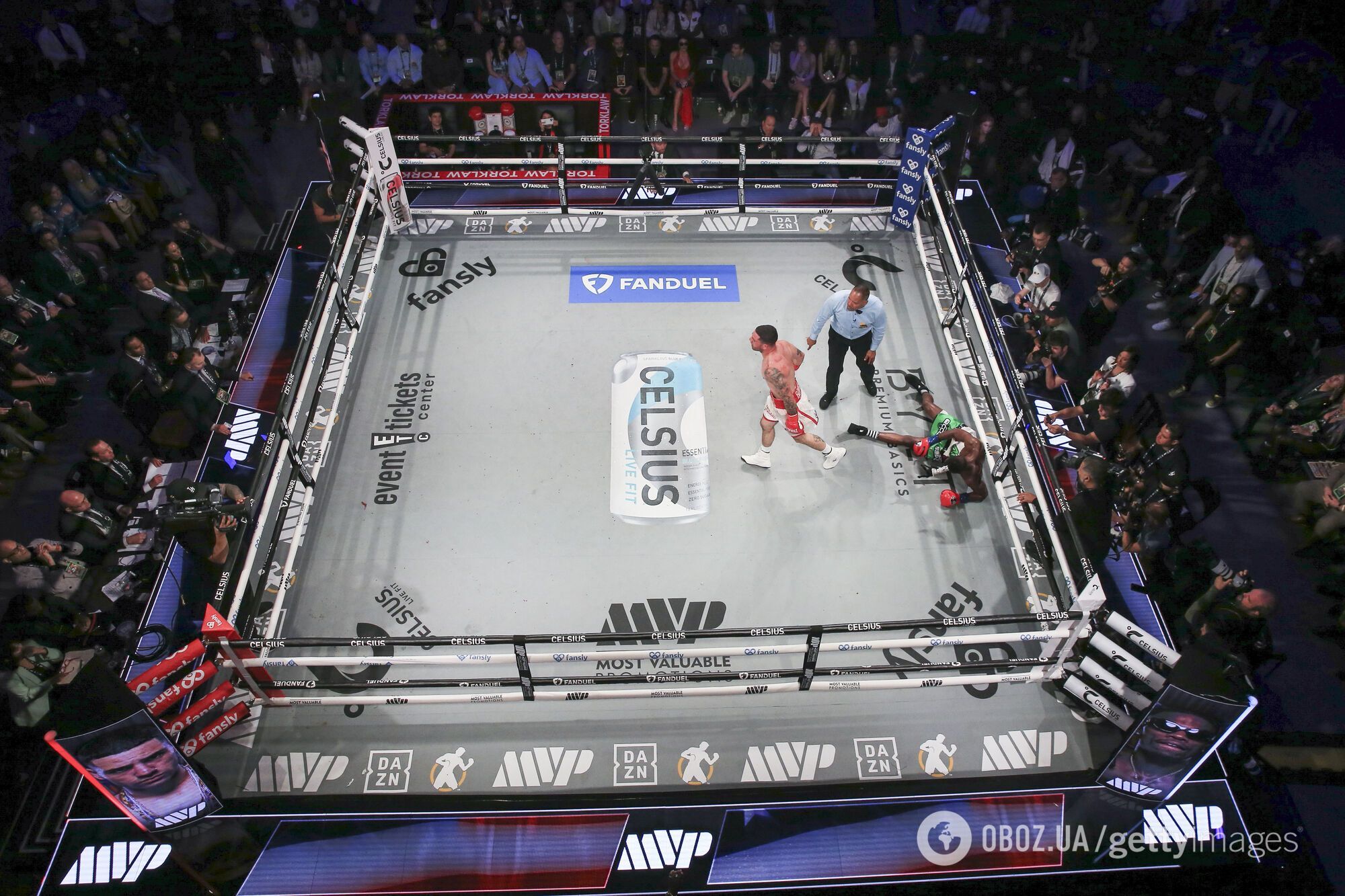 Непобедимый боксер был сенсационно нокаутирован в чемпионском бою за секунды до гонга. Видео