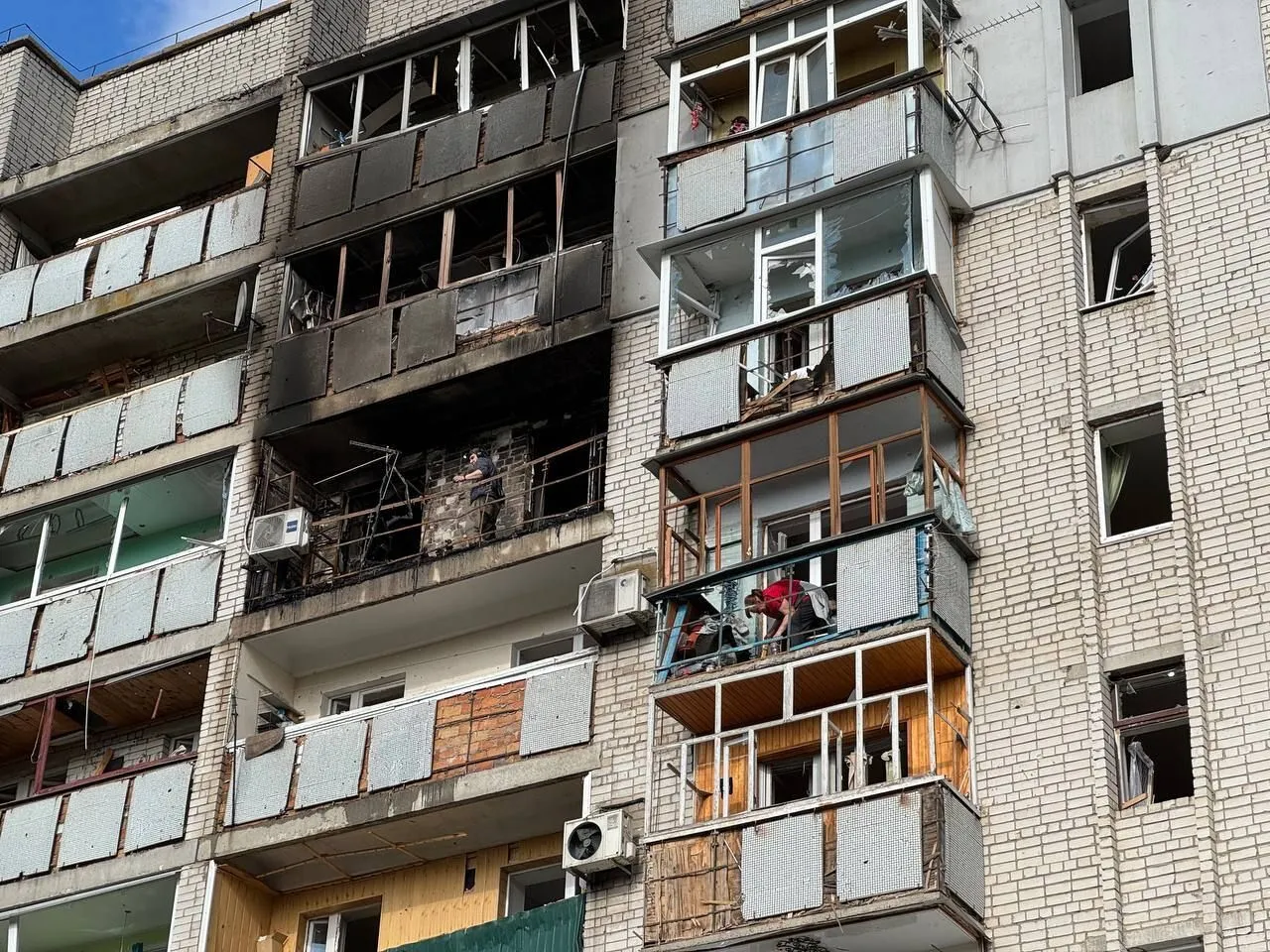 Росія масовано атакувала всю Україну сотнями "Шахедів", балістикою та ракетами з Ту-95МС: є влучання та постраждалі. Фото й відео