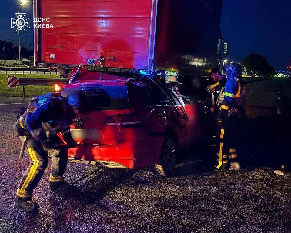 У Києві легковик зіткнувся з вантажівкою: водія довелося деблокувати за допомогою інструментів. Фото