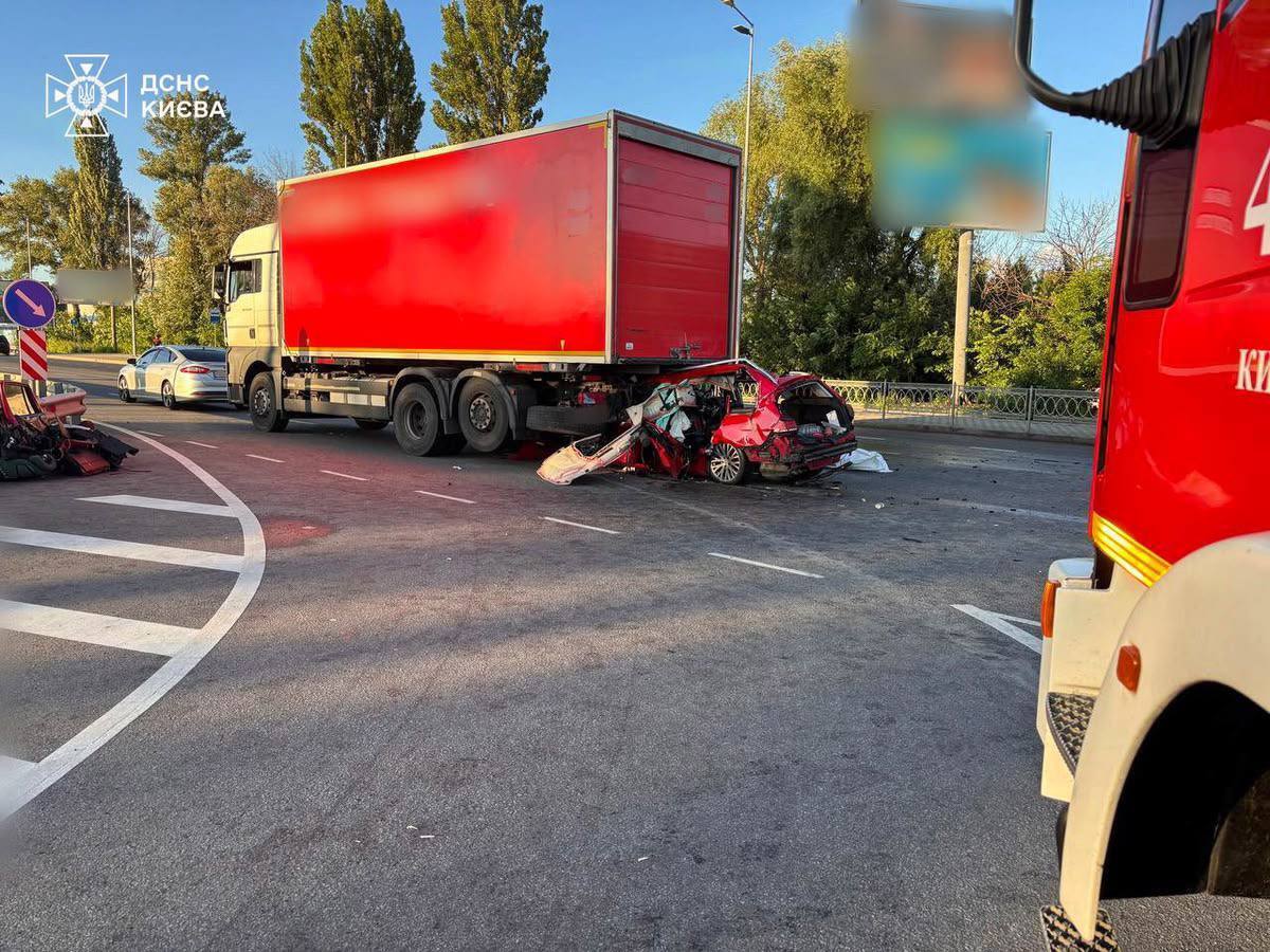 У Києві легковик зіткнувся з вантажівкою: водія довелося деблокувати за допомогою інструментів. Фото