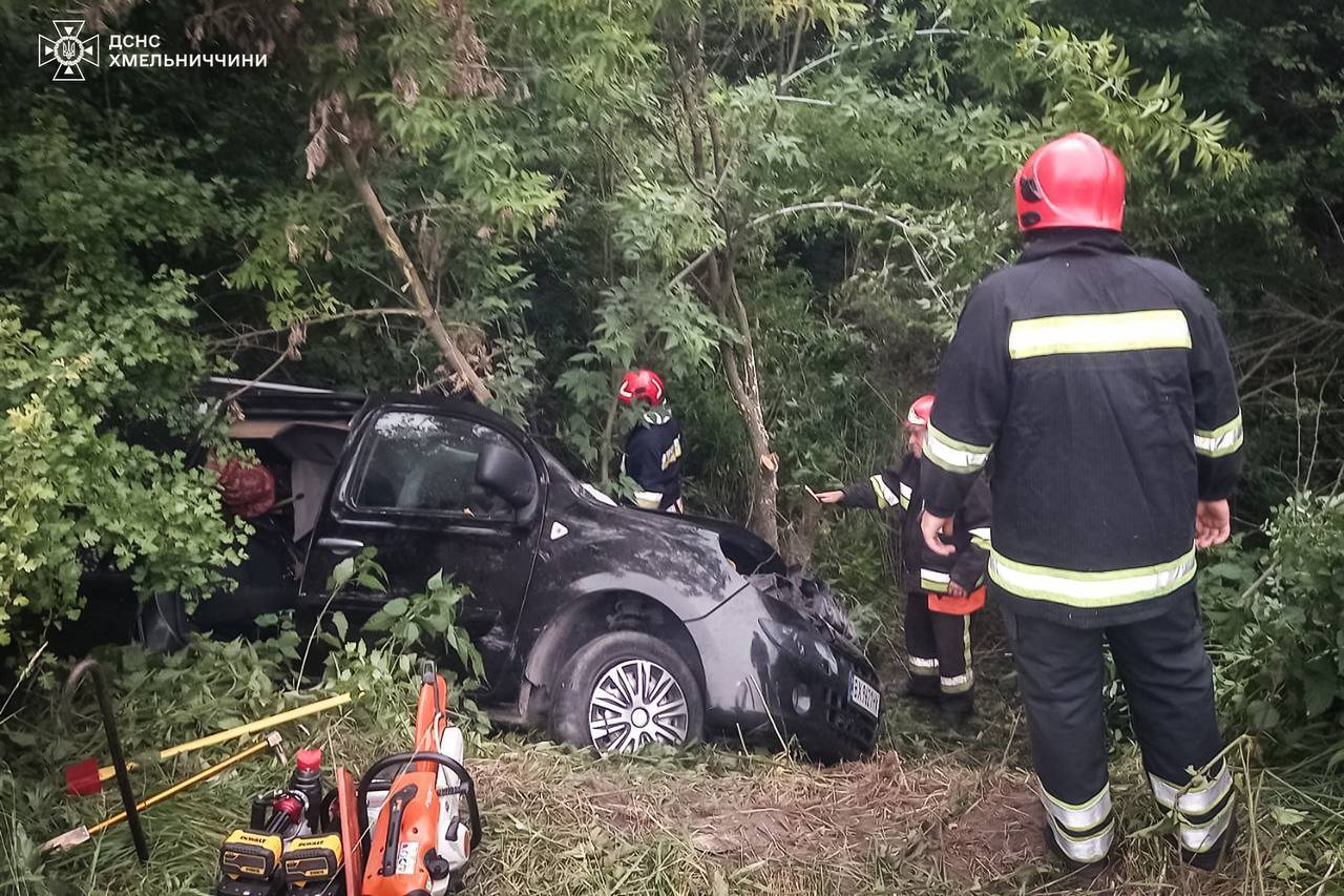 На Хмельниччині сталася серйозна ДТП з вантажівкою: загинули чоловік та підліток. Фото