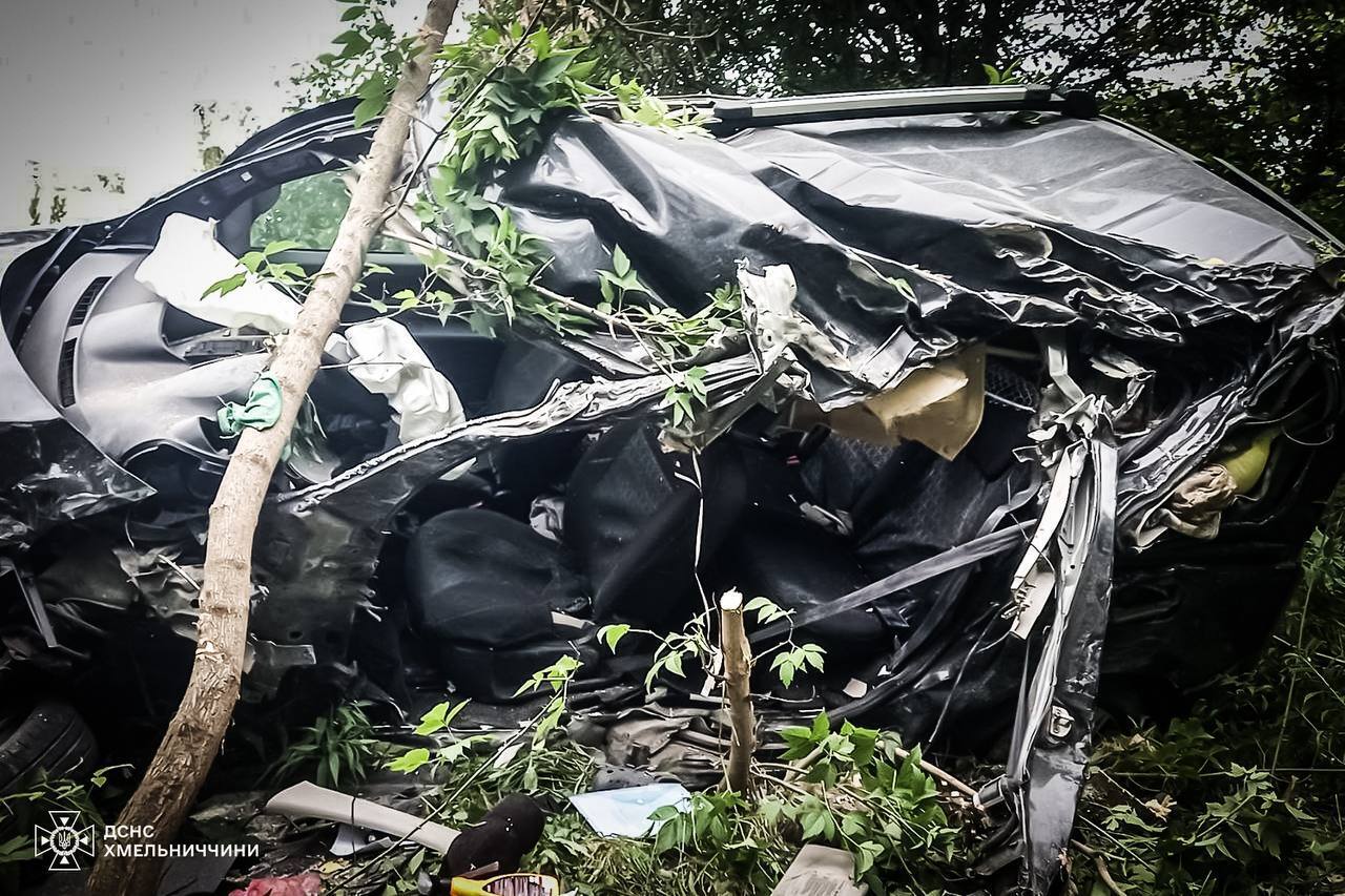 На Хмельниччині сталася серйозна ДТП з вантажівкою: загинули чоловік та підліток. Фото