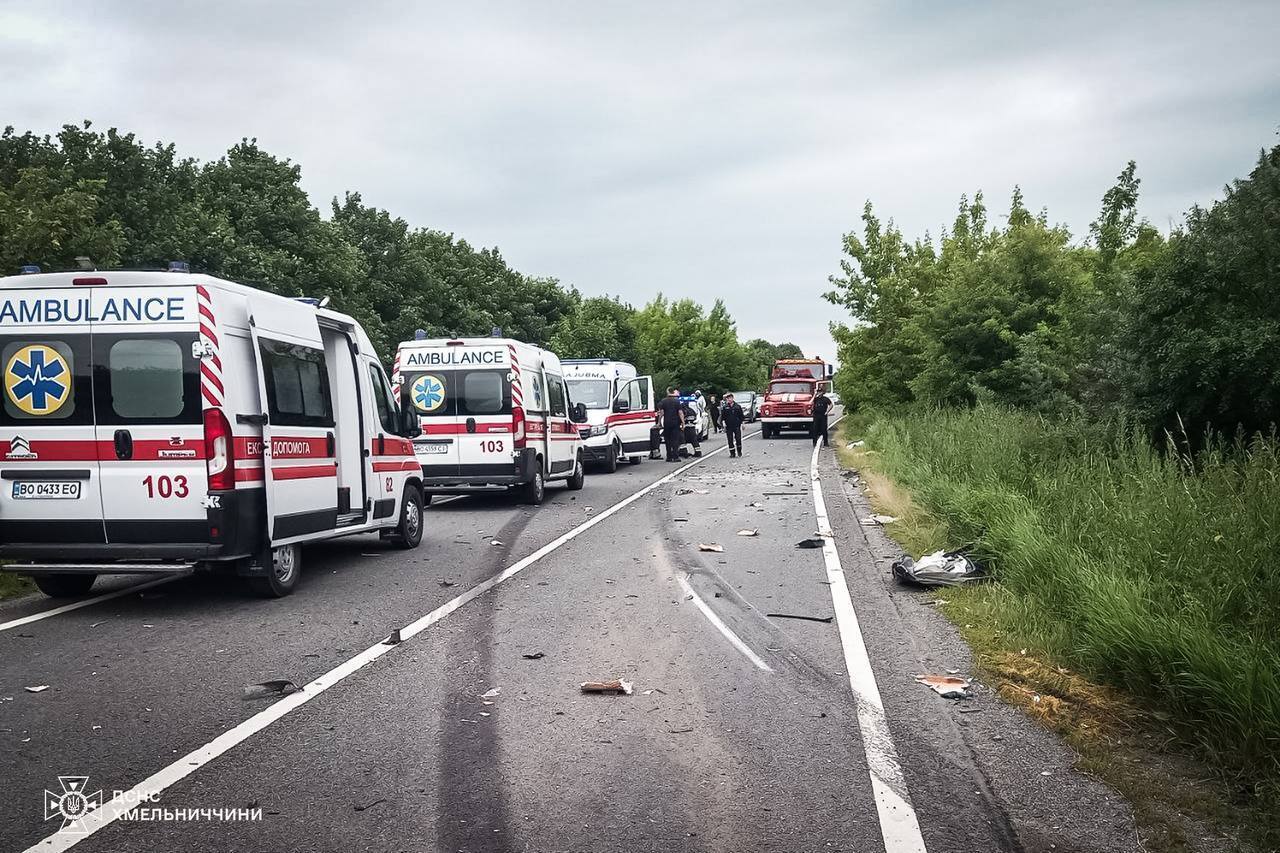 На Хмельниччині сталася серйозна ДТП з вантажівкою: загинули чоловік та підліток. Фото
