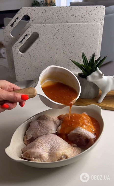 Сочные куриные бедра в цитрусовом соусе на обед: мясо получится очень нежным и сочным