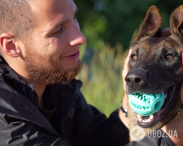 Освобожденный из плена украинский пограничник воссоединился с собакой, которую спасли из оккупации. Видео
