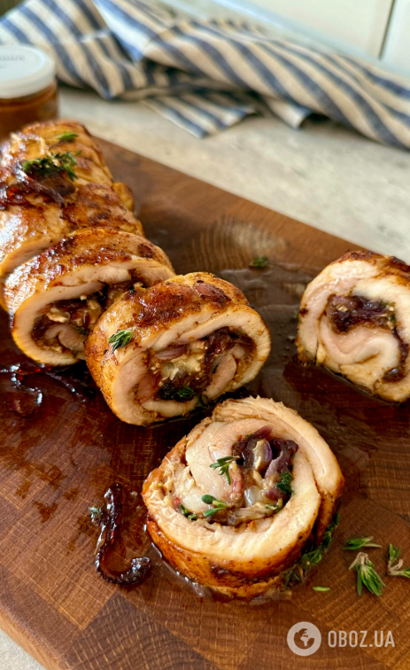 Сочный куриный рулет в духовке: что добавить в начинку, чтобы мясо точно не было сухим