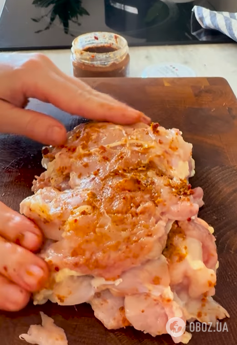 Сочный куриный рулет в духовке: что добавить в начинку, чтобы мясо точно не было сухим