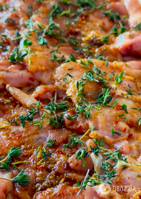 Сочный куриный рулет в духовке: что добавить в начинку, чтобы мясо точно не было сухим