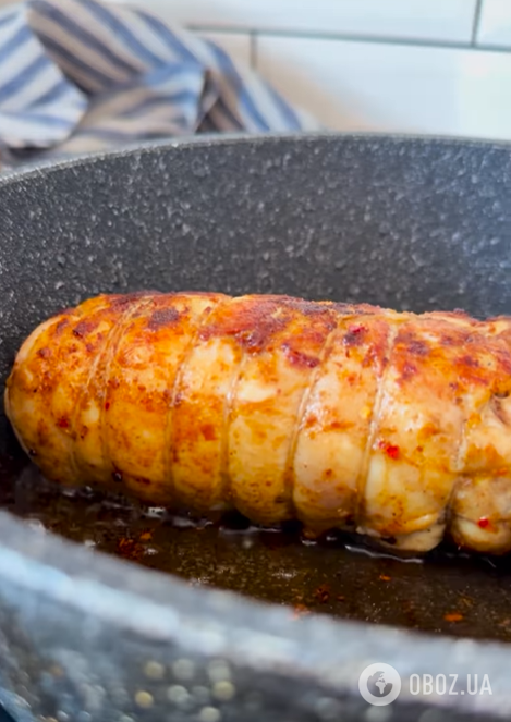 Сочный куриный рулет в духовке: что добавить в начинку, чтобы мясо точно не было сухим