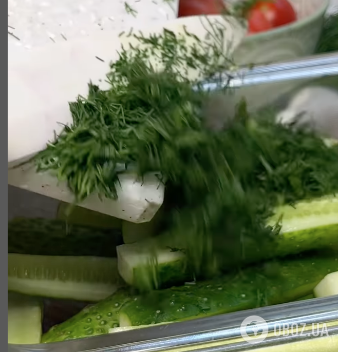 Огурцы с зеленью