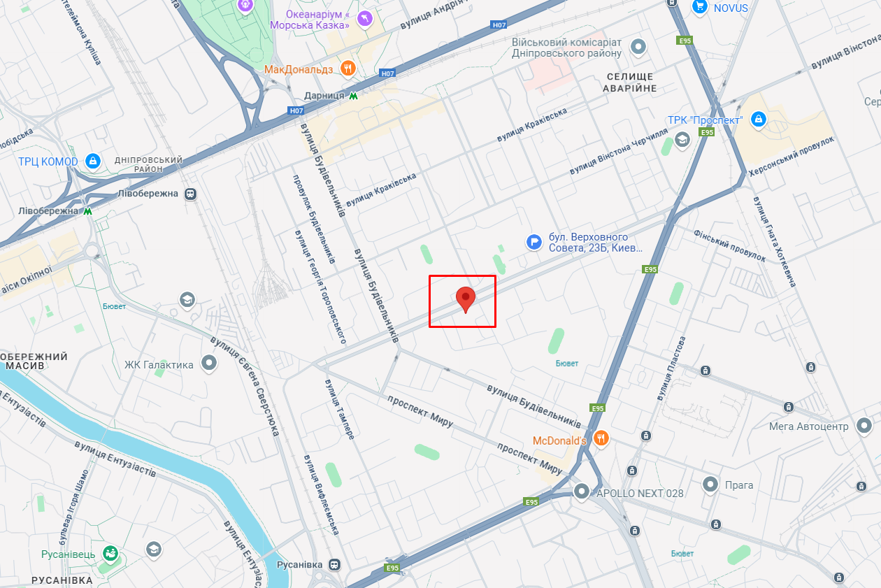 Попросила проїхатись: у Києві жінка-покупець авто переплутала педалі та протаранила дерево. Фото