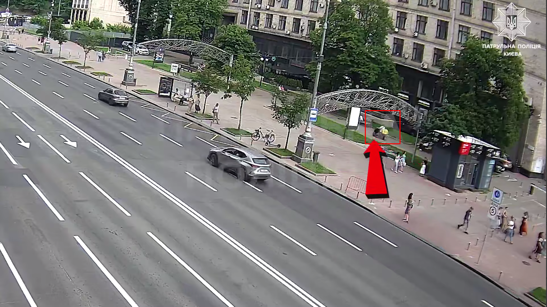 В Киеве курьер на скутере, едва не сбивая людей, катался по Крещатику и пытался скрыться от полиции. Видео
