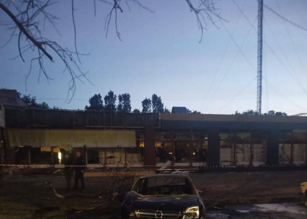 Росія атакувала Чернігів "Шахедами": пошкоджено будинки й підприємство, є поранені. Фото й відео