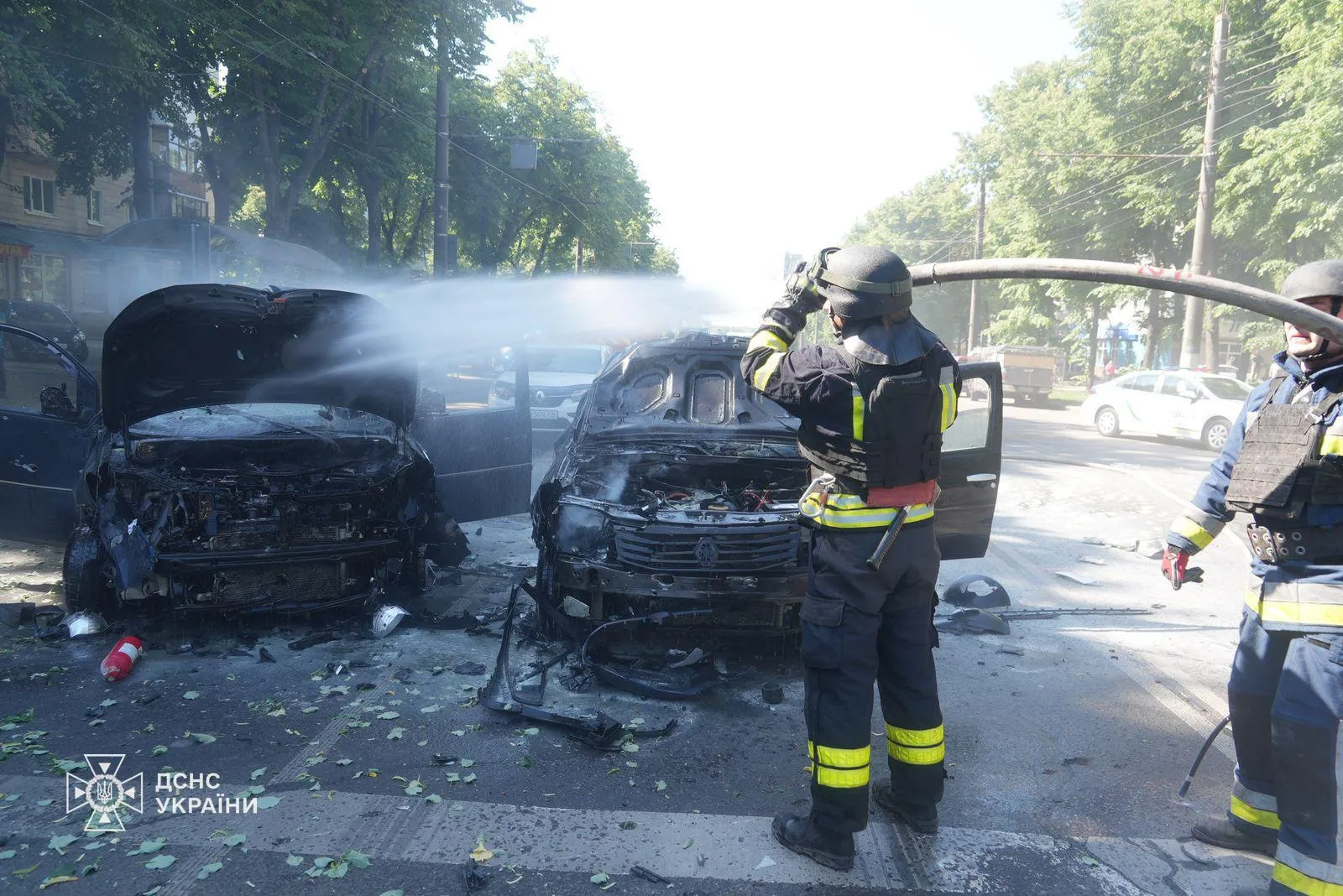 У Сумах рятувальники гасять автомобілі, що загорілися