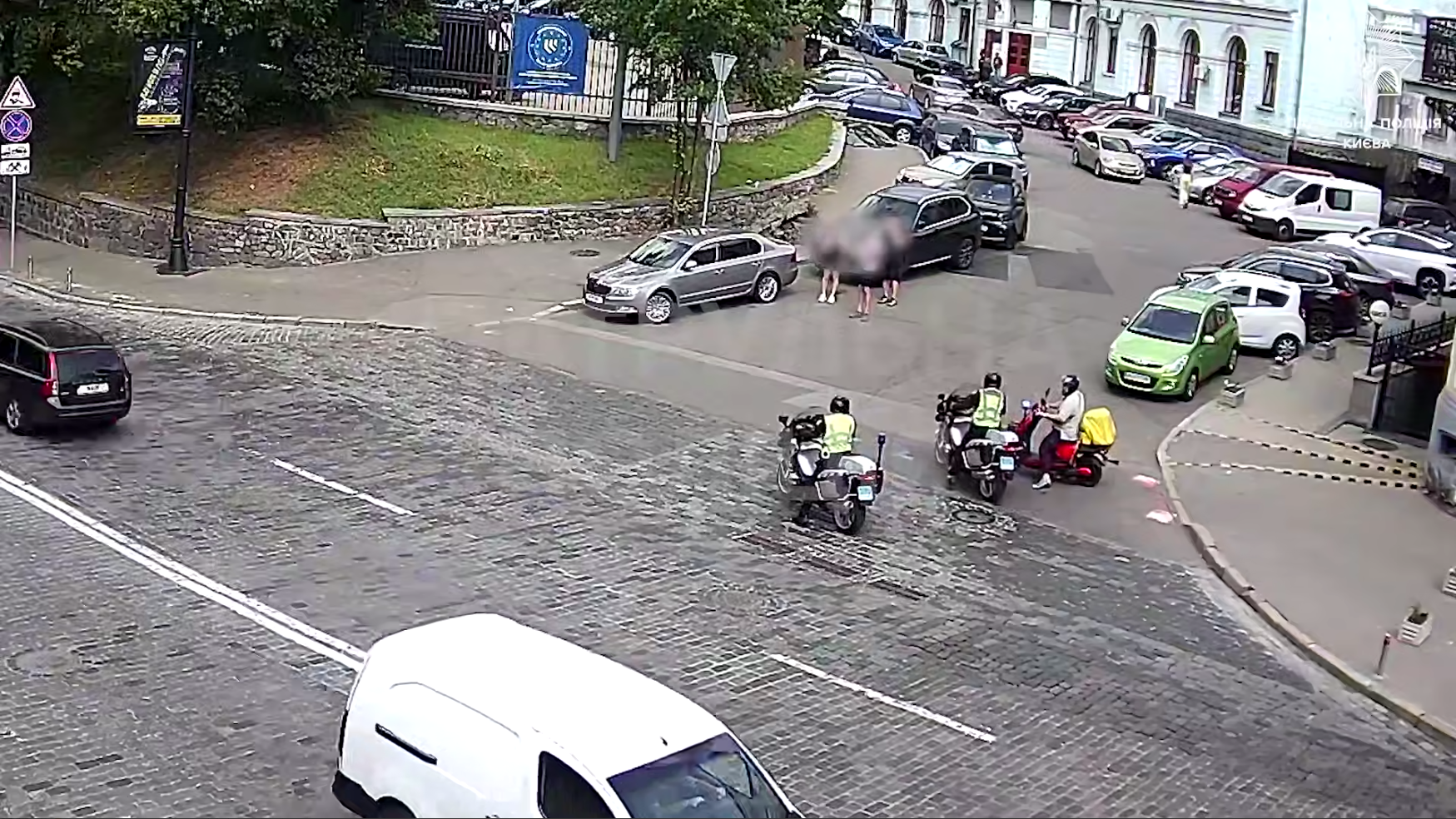 В Киеве курьер на скутере, едва не сбивая людей, катался по Крещатику и пытался скрыться от полиции. Видео