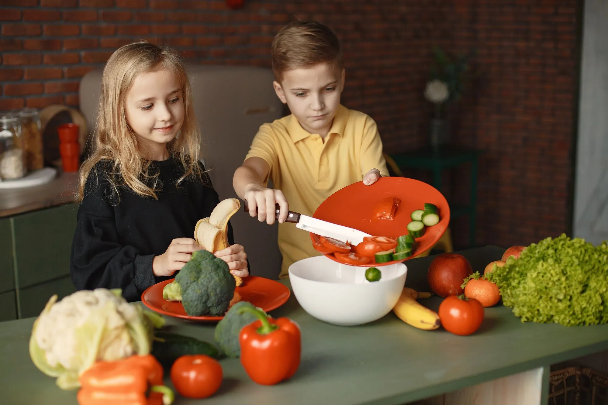 Які продукти варто додати у раціон дітей у червні: експертний список
