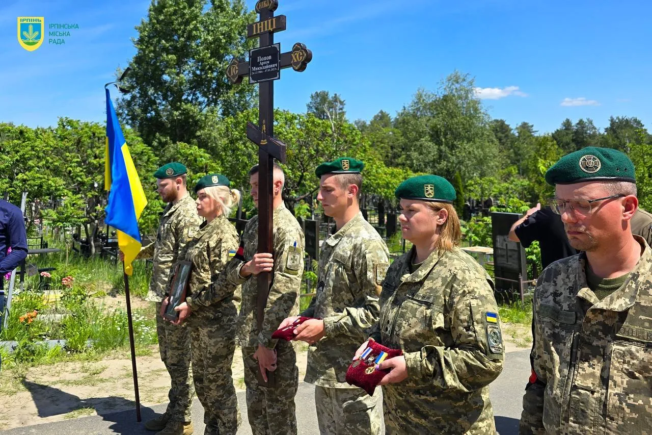 Йому назавжди буде 36: в Ірпені попрощалися з Героєм України Артемом Поповим. Фото