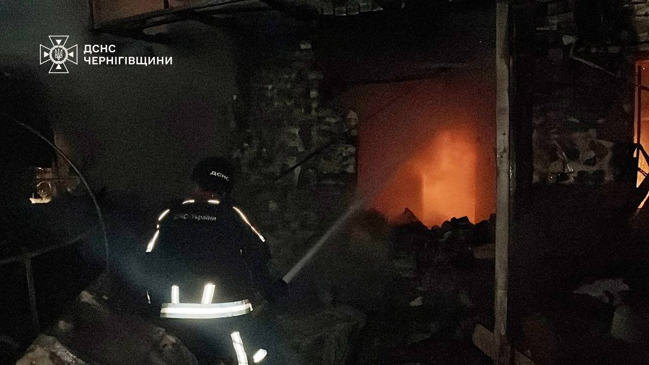 Росія атакувала Чернігів "Шахедами": пошкоджено будинки й підприємство, є поранені. Фото й відео
