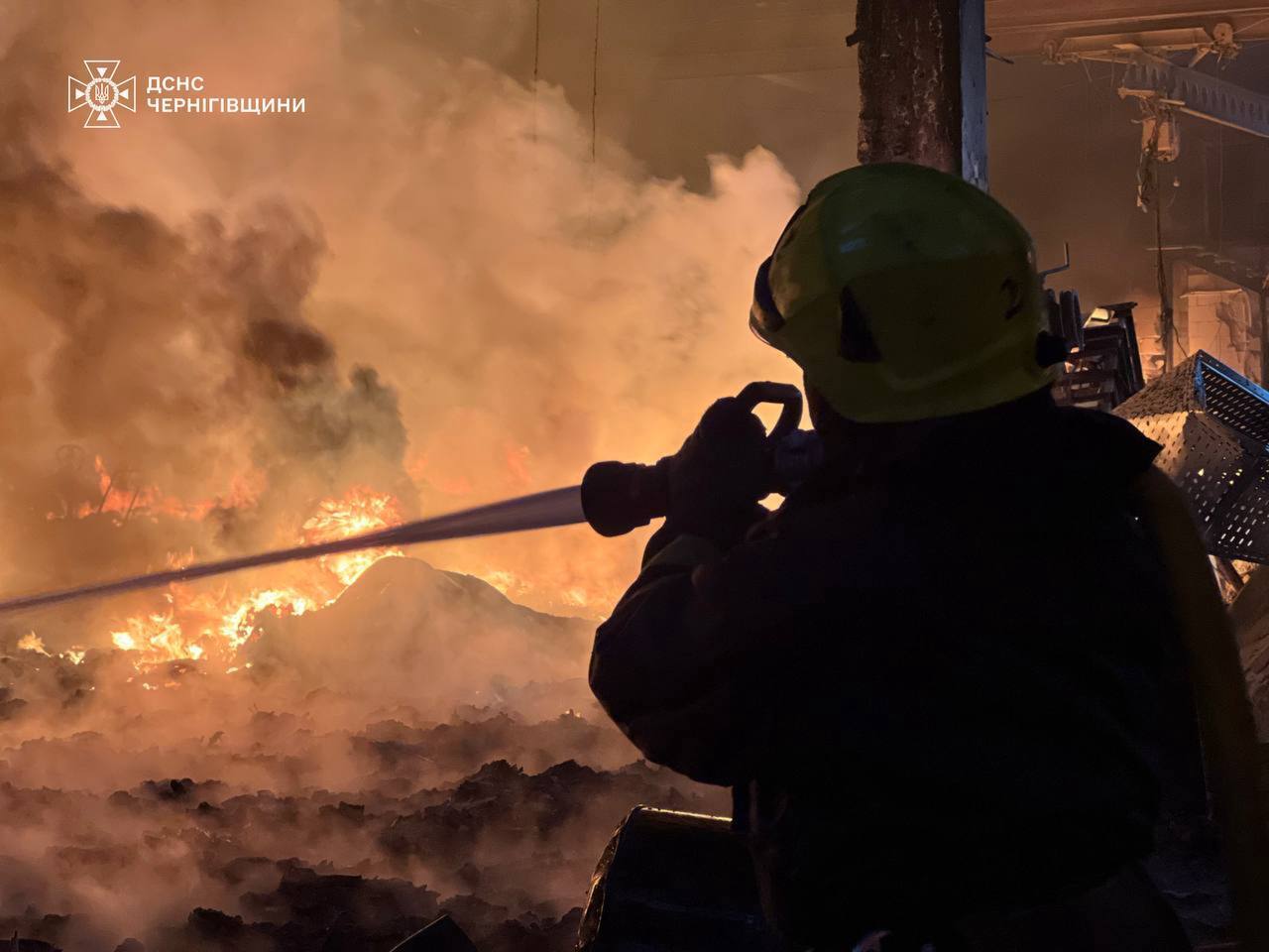 Росія атакувала Чернігів "Шахедами": пошкоджено будинки й підприємство, є поранені. Фото й відео