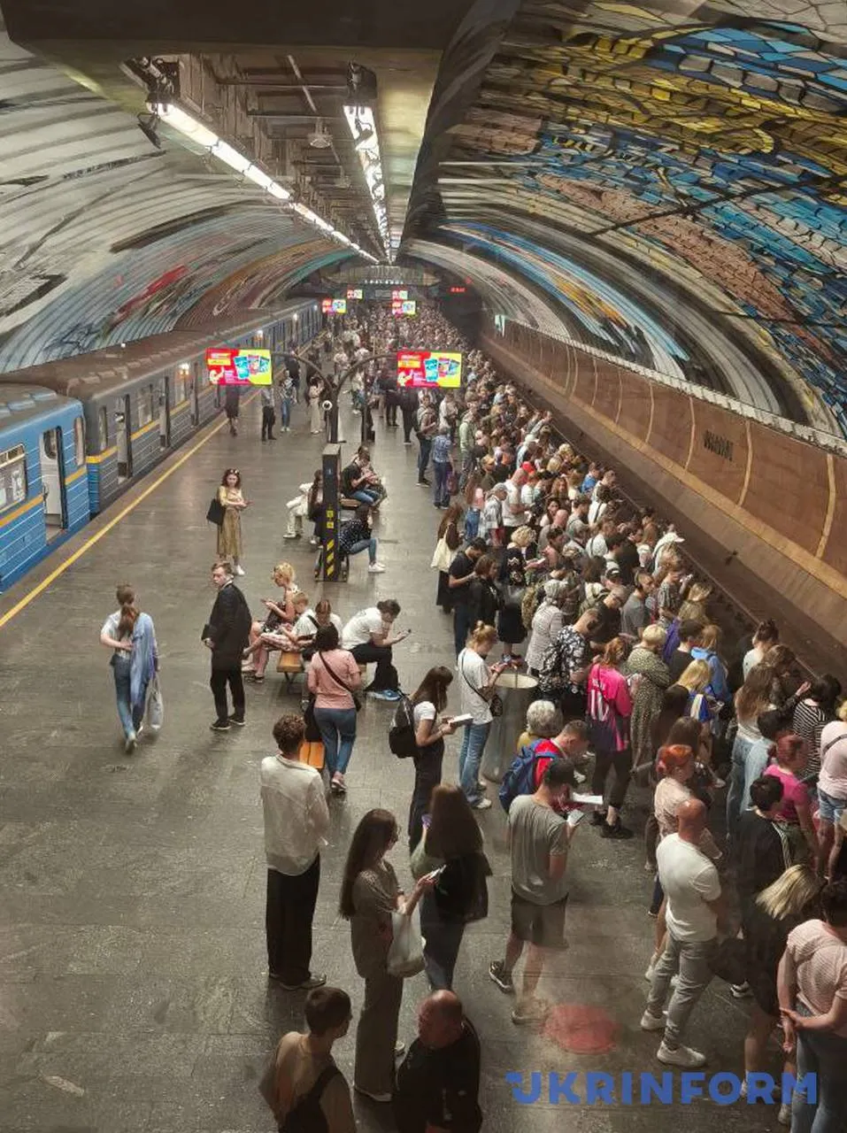 Сотні пасажирів на станціях: у мережі показали, який вигляд мало метро Києва під час тривоги. Фото та відео