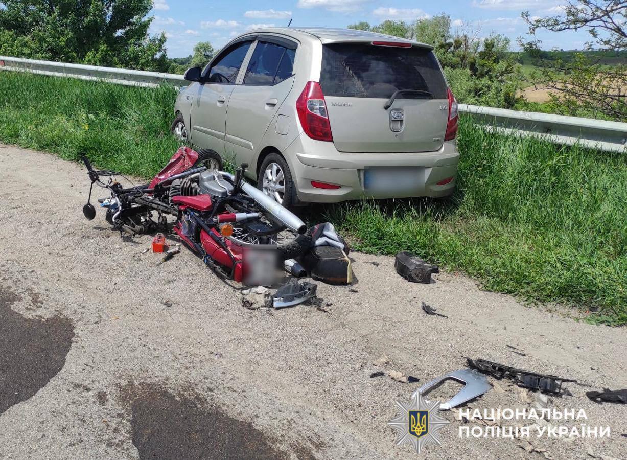 На Київщині мотоцикліст на зустрічній смузі протаранив легковик: є загиблий. Подробиці та фото