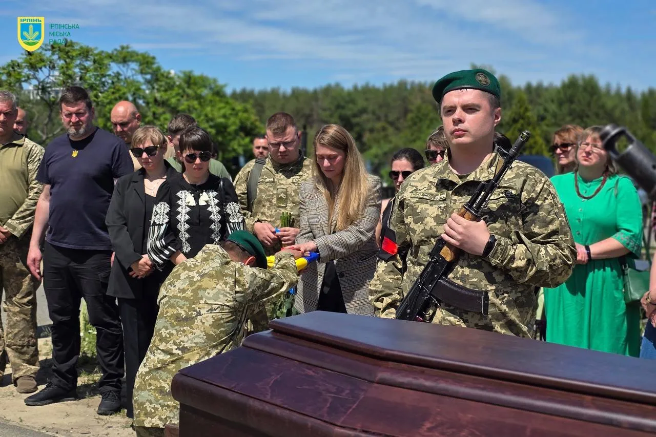 Йому назавжди буде 36: в Ірпені попрощалися з Героєм України Артемом Поповим. Фото