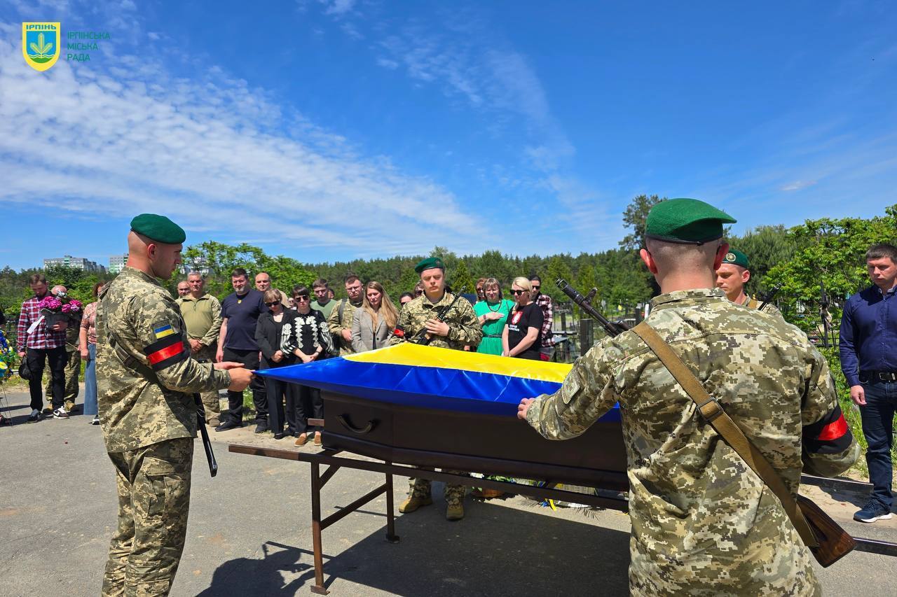 Йому назавжди буде 36: в Ірпені попрощалися з Героєм України Артемом Поповим. Фото