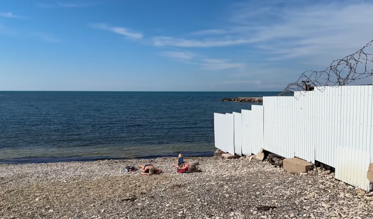 Підрив Керченського мосту, порожні пляжі й дороге житло: що відбувається в окупованому Криму на початку курортного сезону