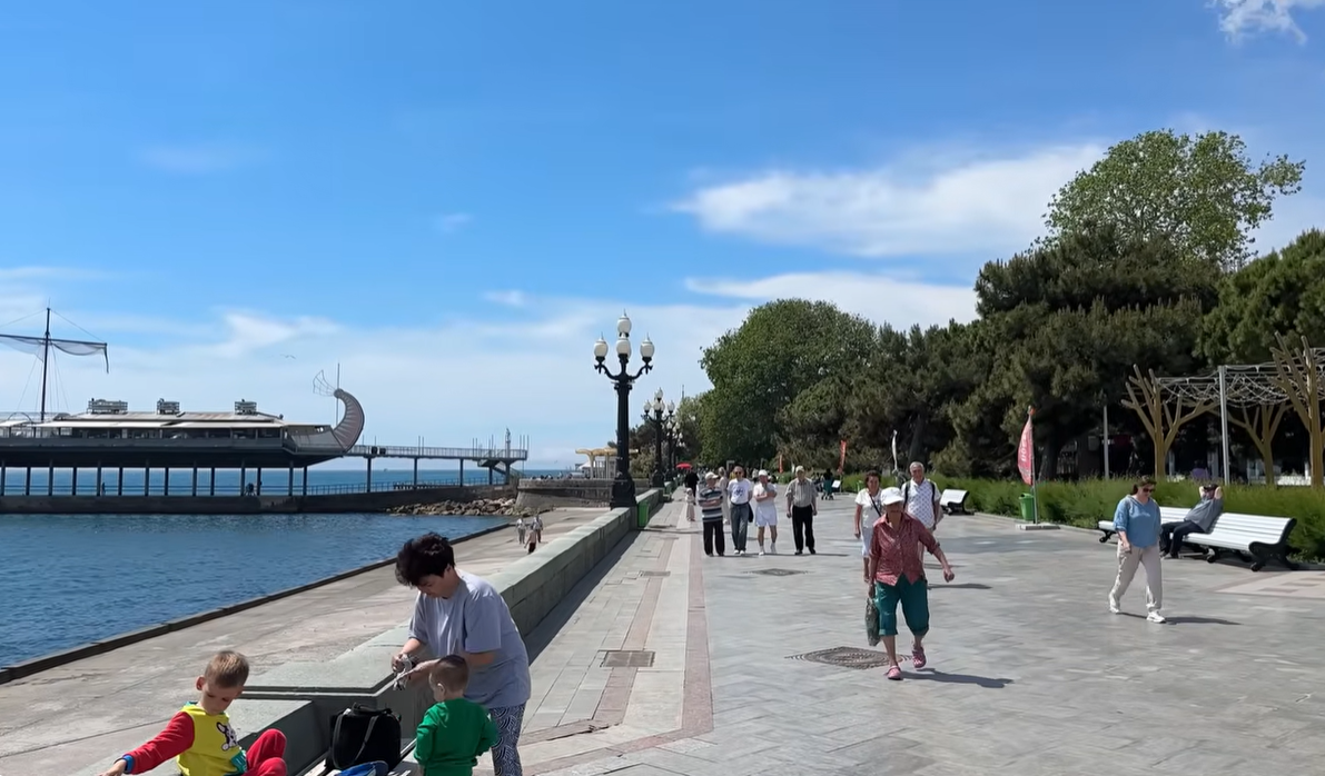Підрив Керченського мосту, порожні пляжі й дороге житло: що відбувається в окупованому Криму на початку курортного сезону