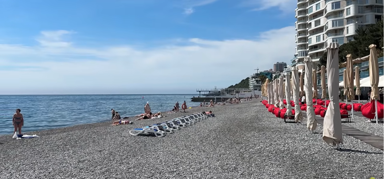 Підрив Керченського мосту, порожні пляжі й дороге житло: що відбувається в окупованому Криму на початку курортного сезону