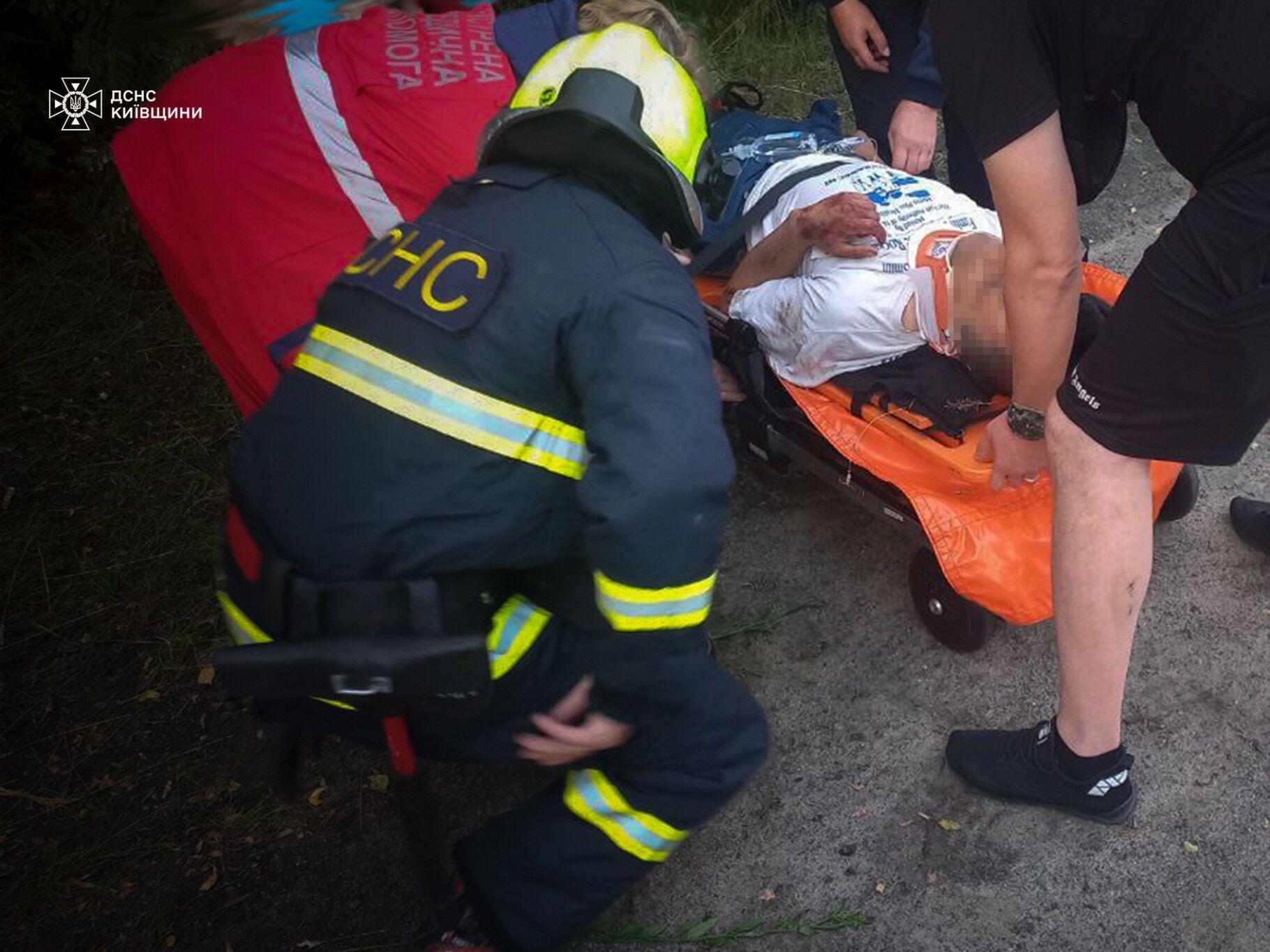 На Київщині зіткнулись два легковики: одну з машин розірвало навпіл, є загиблі. Фото