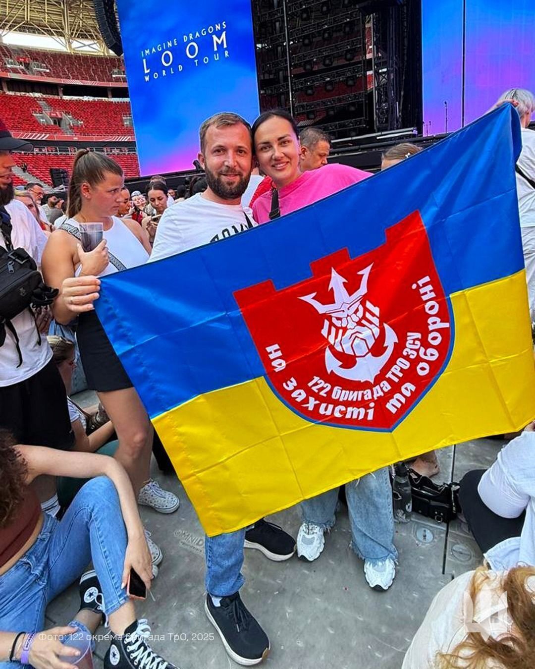 Солист Imagine Dragons на сцене поцеловал флаг Одесской 122 бригады ТрО и показал знак победы: зал взорвался овациями. Видео