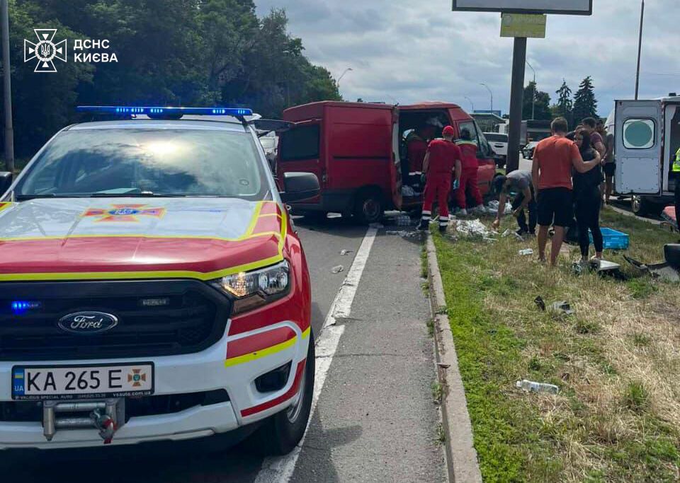 В Киеве грузовое авто на скорости протаранило опору бигборда, есть пострадавший. Подробности и фото