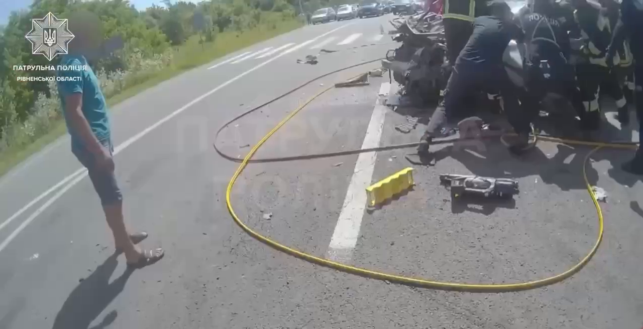 За кілька хвилин після штрафу: на Рівненщині водій влетів у відбійник на швидкості 180 км/год і зазнав травматичної ампутації ніг. Відео