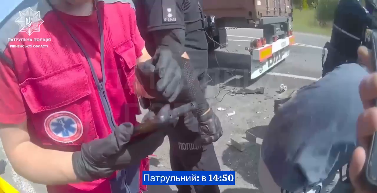 За кілька хвилин після штрафу: на Рівненщині водій влетів у відбійник на швидкості 180 км/год і зазнав травматичної ампутації ніг. Відео