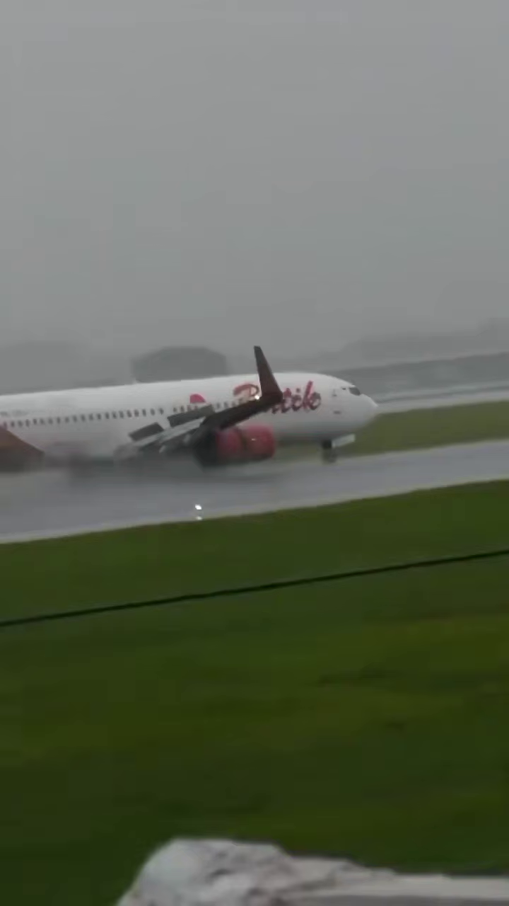 Пасажирський літак ледь не перекинувся під час посадки в Індонезії через негоду: момент потрапив на відео