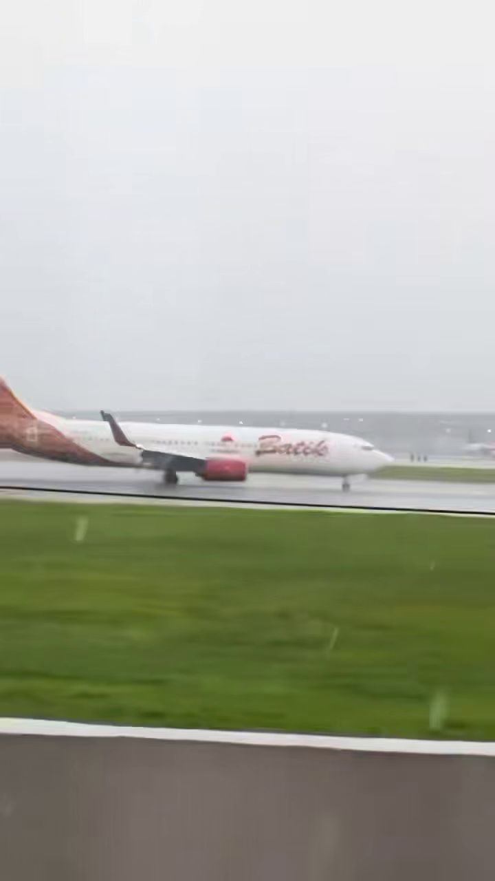 Пасажирський літак ледь не перекинувся під час посадки в Індонезії через негоду: момент потрапив на відео