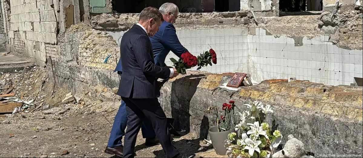 Новый глава МИД Германии прибыл с визитом в Киев и посетил один из домов, разрушенных ударом РФ. Видео