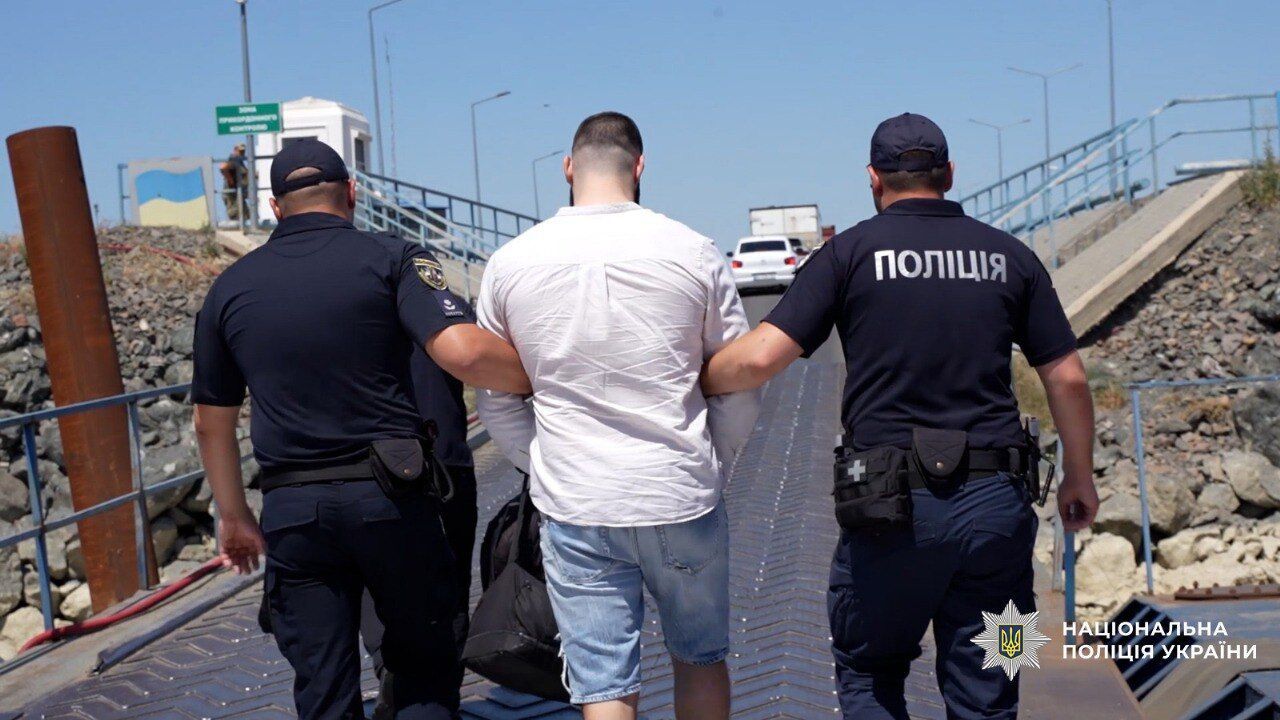 Переховувався в Румунії: в Україну екстрадували організатора злочинної групи паліїв. Фото