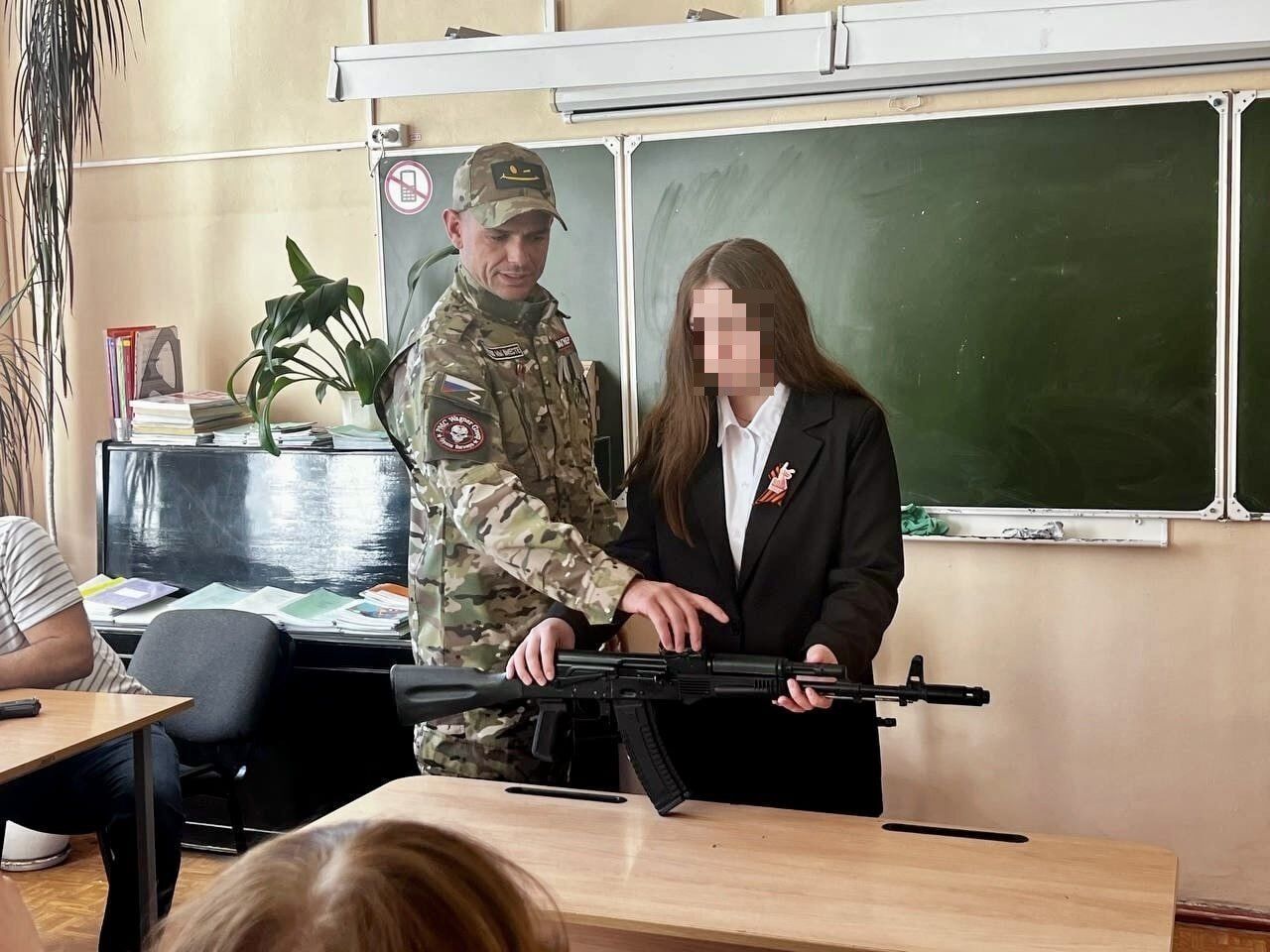 "Охотятся" на сослуживцев и даже на детей: Россия столкнулось с валом преступлений "героев СВО"
