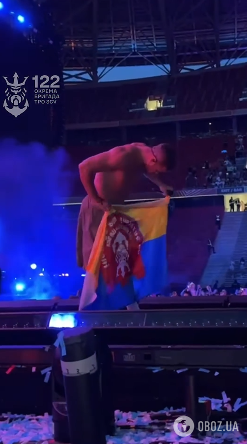 Солист Imagine Dragons на сцене поцеловал флаг Одесской 122 бригады ТрО и показал знак победы: зал взорвался овациями. Видео