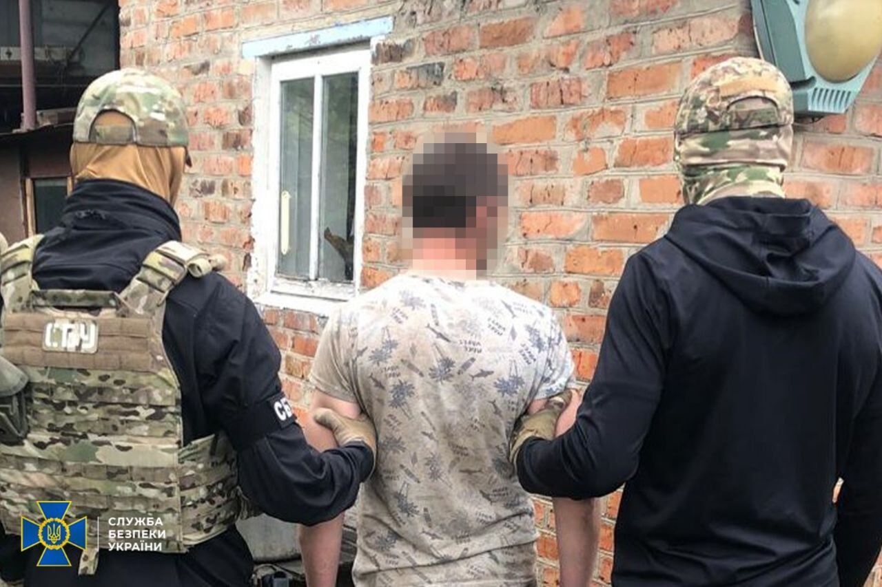 СБУ затримала агента ФСБ, який стежив за бойовими вильотами авіації ЗСУ на Хмельниччині. Фото