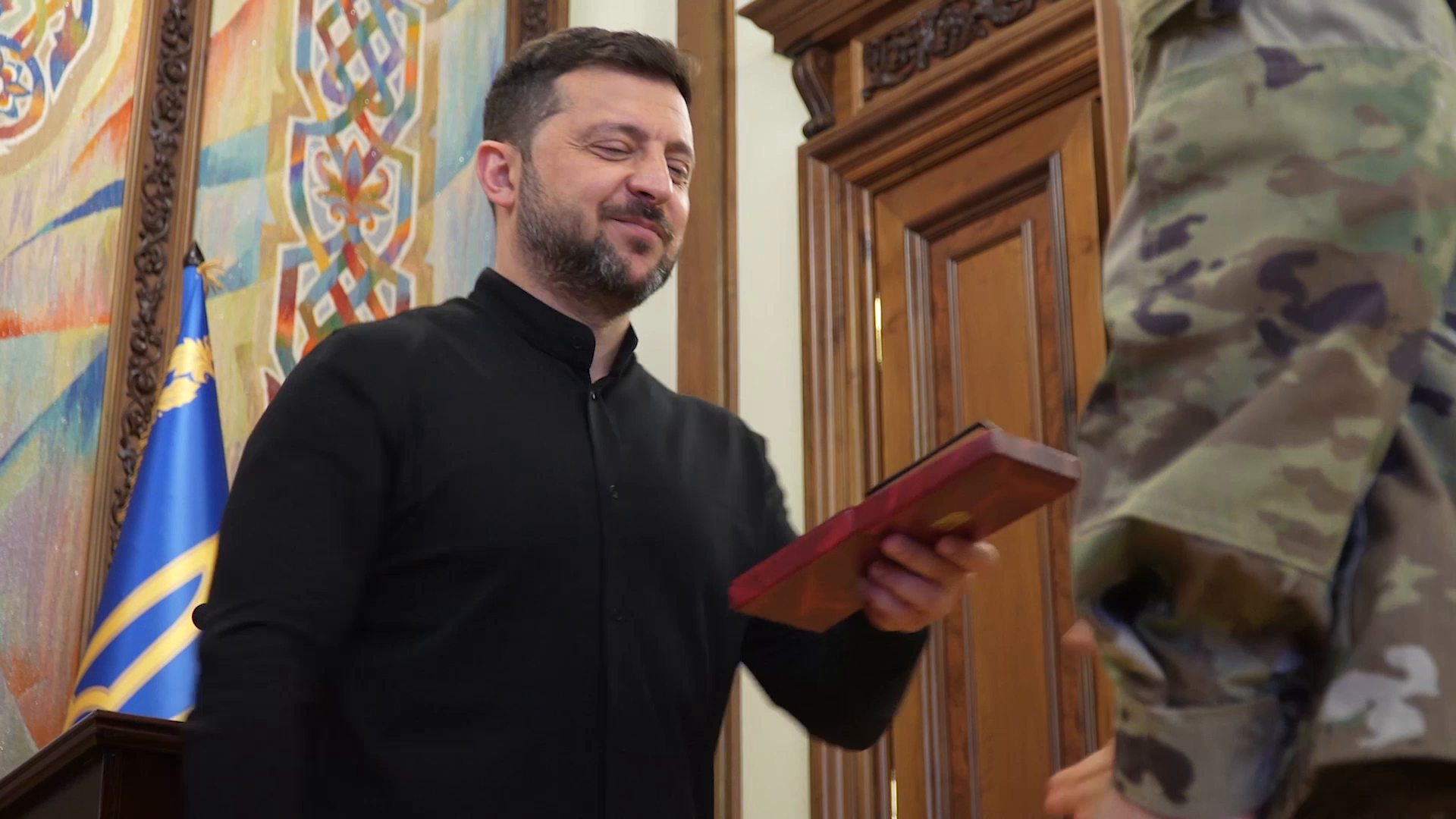 "Украина имеет полное право защищать себя": Зеленский наградил бойцов СБУ за операцию "Паутина". Видео