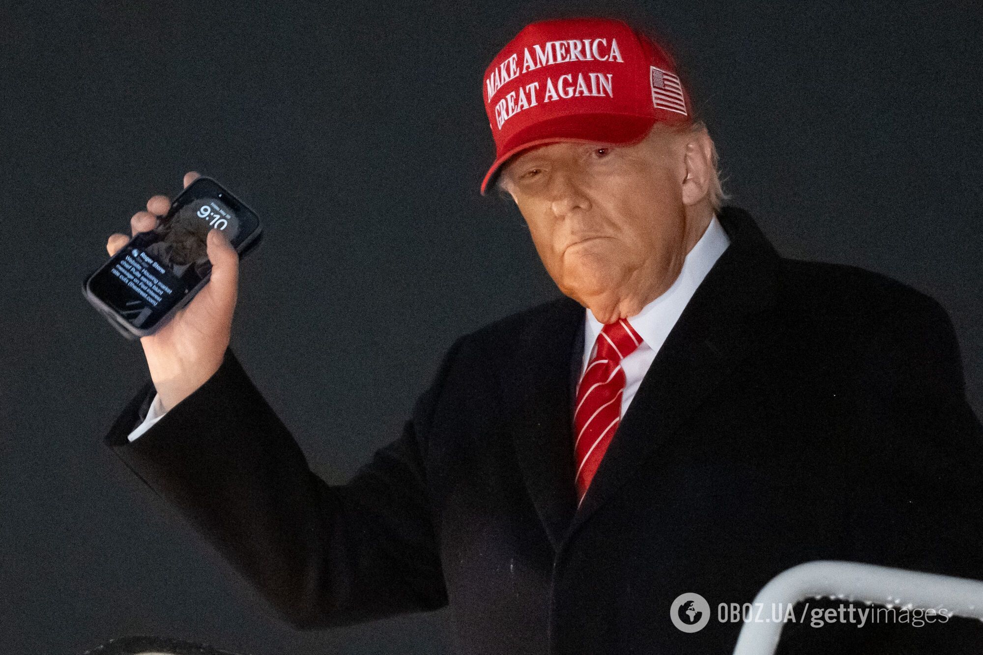 Фото заставки на экране iPhone Трампа взбудоражило сеть: не семья, не дети