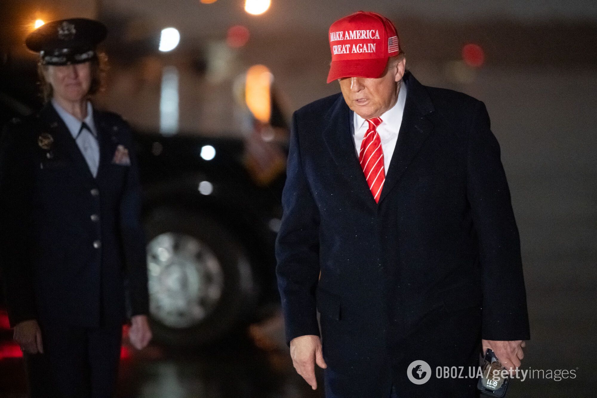 Фото заставки на экране iPhone Трампа взбудоражило сеть: не семья, не дети