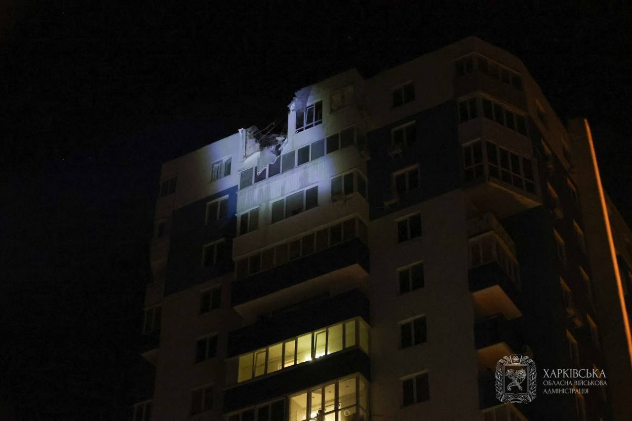 РФ вдарила по Харкову ракетою і "Шахедами": є влучання в будинки, серед постраждалих – вагітна та діти. Фото й відео