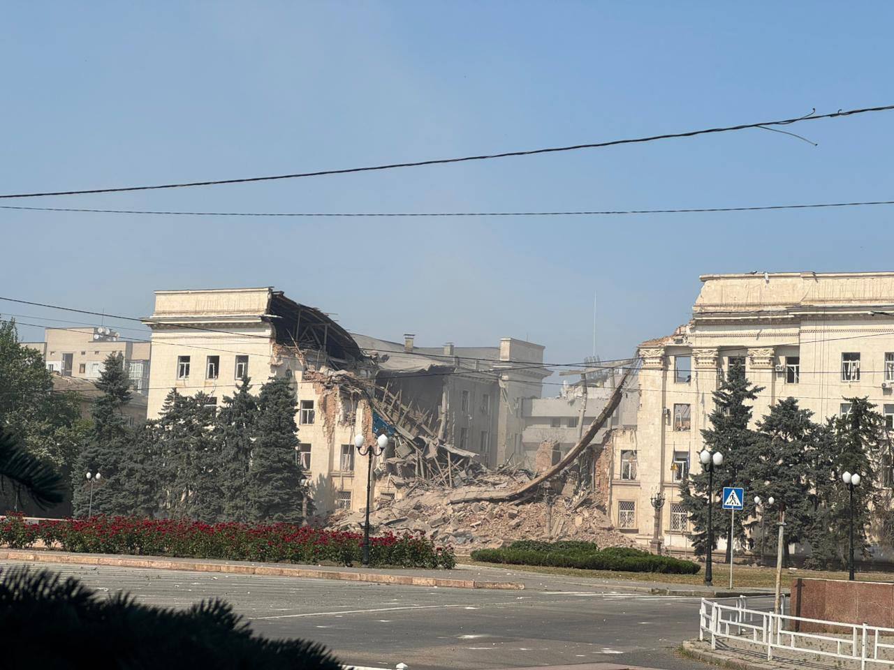 Россия уничтожила здание Херсонской ОГА, пострадал человек. Фото и видео