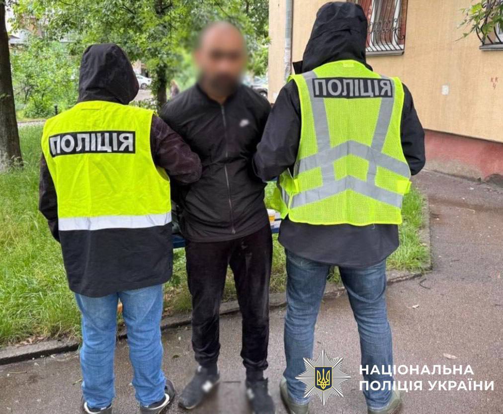 Угрожали гранатой: в Киеве иностранцы-рецидивисты ограбили прохожего. Подробности и фото