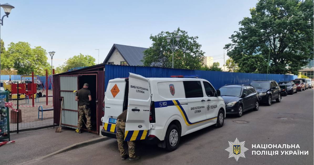 В Киеве в одном из районов в мусорнике взорвался неизвестный предмет, есть пострадавшие. Все подробности и фото